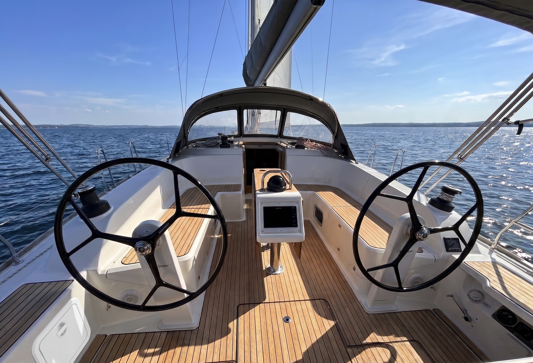 Cockpit der Bavaria Voyager 45 im Sonnenlicht